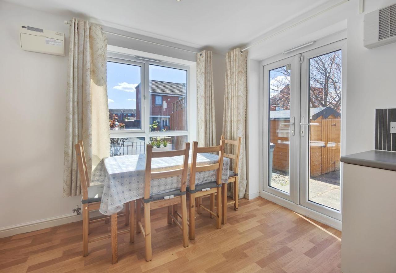 The Metcombe - Holiday Home With Free Parking 10 Minutes Walk To Etihad Stadium & Coop Live Arena Manchester Exterior photo